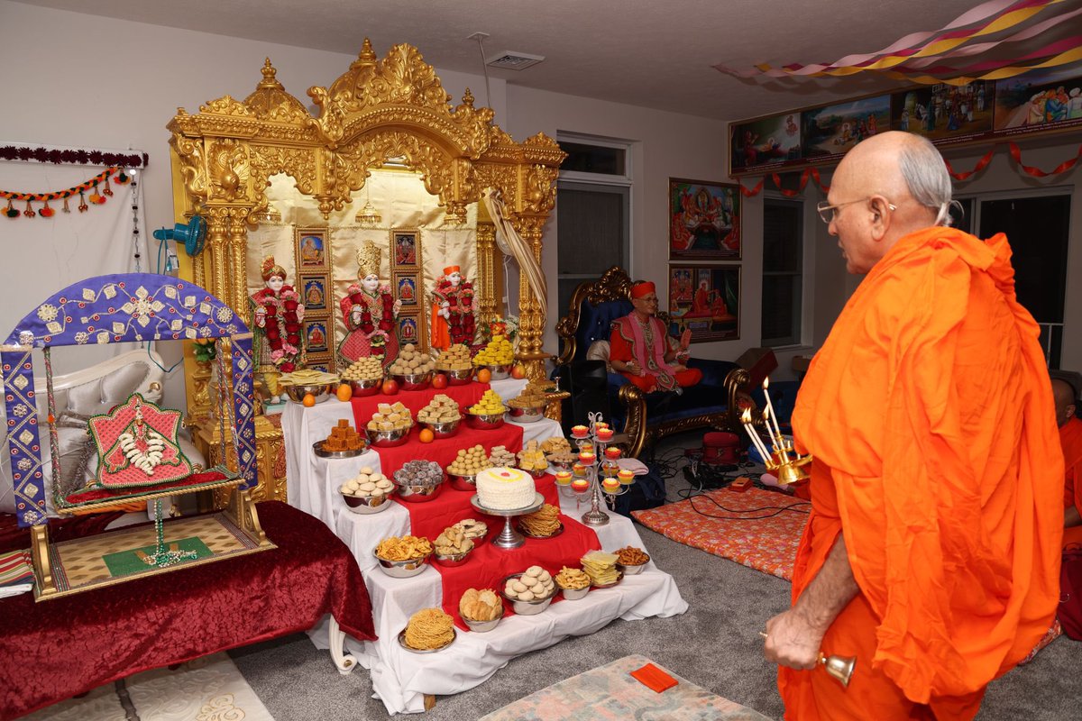 SGadiChicago's tweet photo. Divine Annakut Darshan at Shree Swaminarayan Siddhant Sajivan Mandal Cleveland, Ohio

#AcharyaSwamijiMaharaj #Swamiji #Bapa
#NorthAmericaVicharan
#SGadiNorthAmerica
#SwaminarayanGadi
#Swaminarayan
#ClevelandTemple
#OhioMandir
#Annakut
#Darshan https://t.co/L5KDzdkSQZ