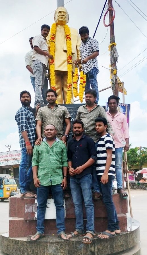 TULARAMALINGES1's tweet photo. స్వర్గీయ శ్రీ అల్లు రామలింగయ్య గారి వర్ధంతి సందర్భంగా పాలకొల్లులో తులా రామలింగేశ్వర రావు ఆధ్వర్యంలో ఘన నివాళులు https://t.co/jm5CWR6EK0