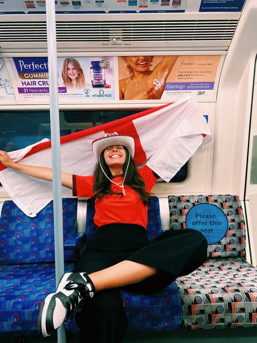 charlvtte's tweet image. SIGNING OUT FOR THE DAY SEE U AT THE AFTERS