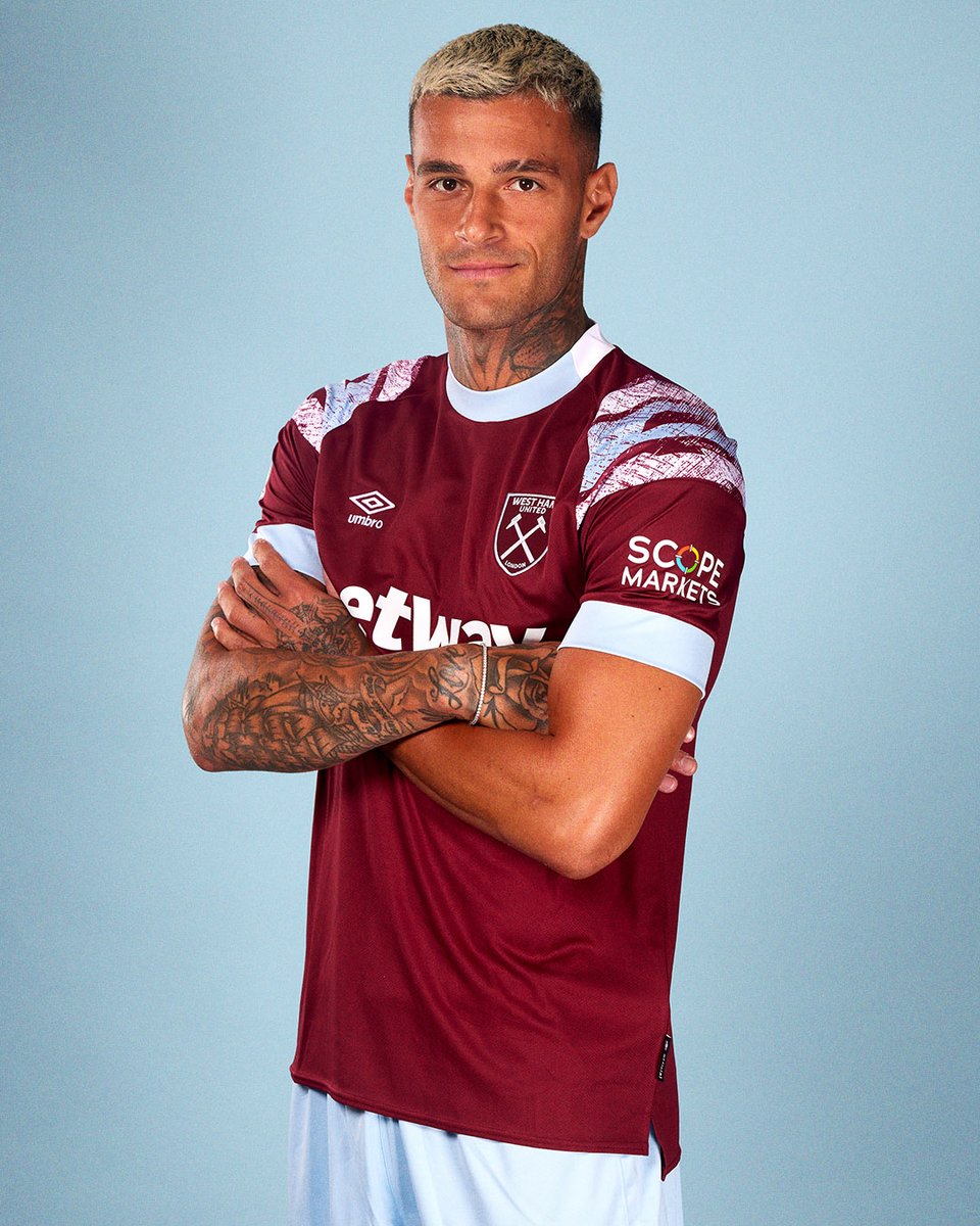 Conf_League's tweet photo. ⚒️ How many goals will Gianluca Scamacca score for West Ham this season? 🤔

📸: @WestHam | #UECL https://t.co/3nCWZ94hcP