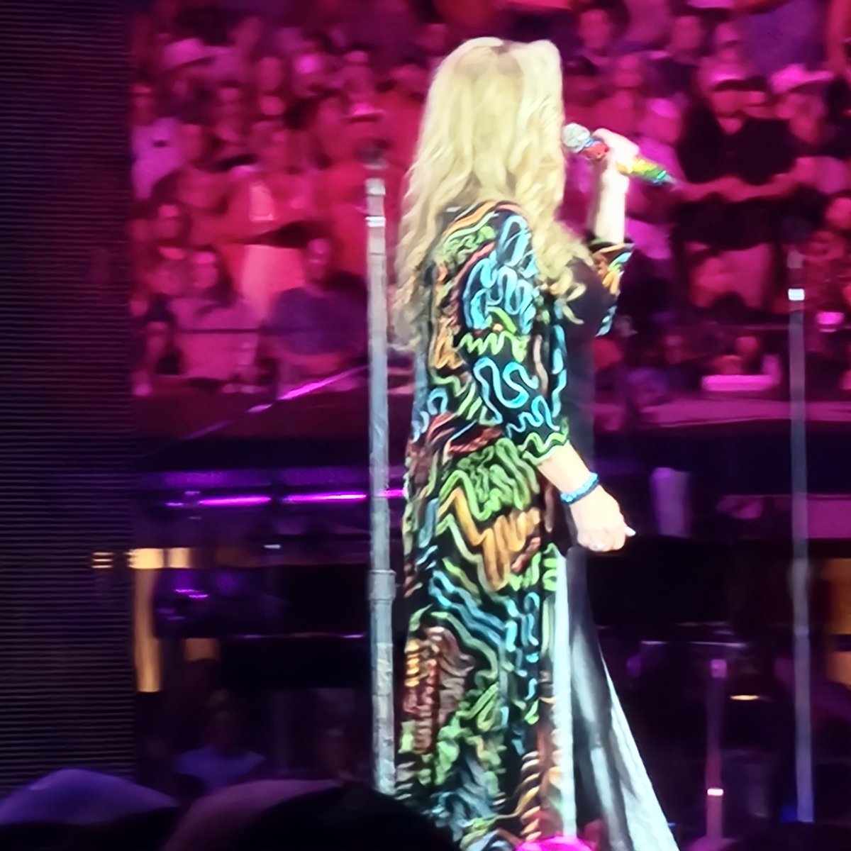 TylerFoust13's tweet photo. Garth Brooks at ATT stadium = Good time. And wait a sec, is Trisha Yearwood wearing TFoust?..
#GarthBrooks #tfoust #lineart #texas https://t.co/aDvNjyhqK6