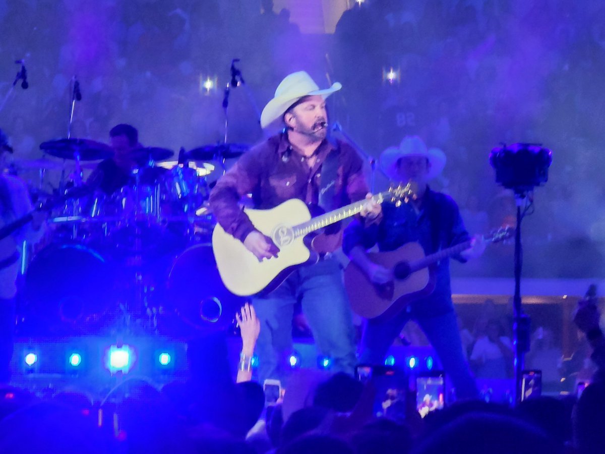 TylerFoust13's tweet photo. Garth Brooks at ATT stadium = Good time. And wait a sec, is Trisha Yearwood wearing TFoust?..
#GarthBrooks #tfoust #lineart #texas https://t.co/aDvNjyhqK6