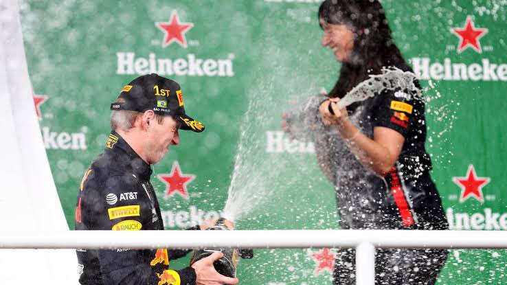 VERSTAPPETES's tweet photo. 🦁 | Max Verstappen:
“Acho que temos muitos caras bons na equipe e meninas também. Hoje acho que Hannah [Schmitz], nossa estrategista, estava incrivelmente calma, e ela é muito boa.”
#MaxVerstappen #MV1 #MV33 https://t.co/z6sszJZjqH