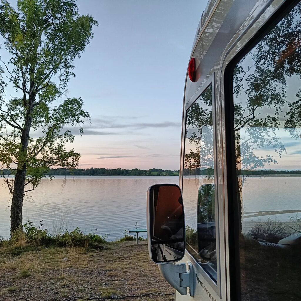MusicRepo's tweet image. Just another lakeside stopover 😍🇸🇪 #homeiswhereyouparkit #vanlife instagr.am/p/CgsFGq5s4y0/