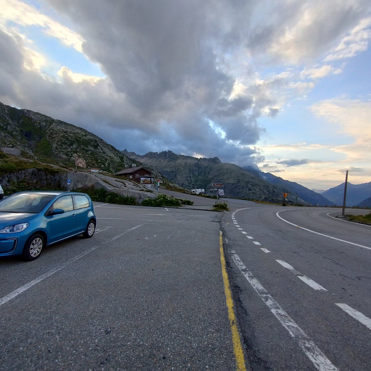 Marcel_FFF's tweet image. Gestern war meine längste Fahrt als Fahranfänger. Etwa rund 5 Stunden (mit laden) vom Bodensee bis ins #Binntal in der Schweiz. War auch meine erste Passfahrt, auch für den E-up.
Bis zum #Grimselpass waren es nur 9-11 kW. Mein Vater hat heute auf der Rückfahrt nur 7 gebraucht.