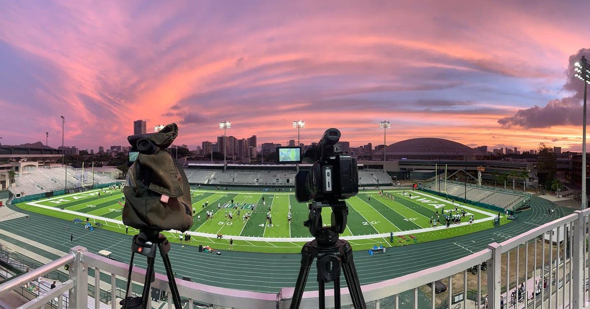 CShafferVC's tweet image. Nothing quite like being under the lights in Manoa! Beautiful night yesterday for our first night practice! Three Saturdays to go until it’s the real deal! #HawaiiFB #BRADDAHHOOD #VideoLife