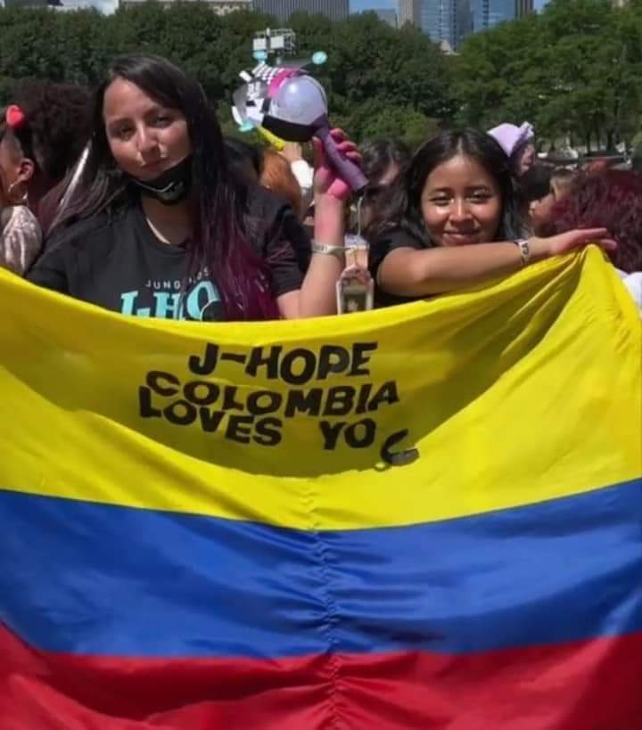 _alwaysarmy_'s tweet photo. LATINOAMÉRICA EN EL LOLLAPALOOZA PARA APOYAR A HOSEOK 🔥💟 https://t.co/QTT9r5xiTR