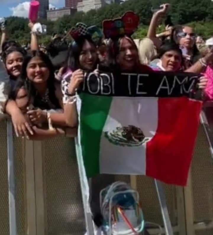 _alwaysarmy_'s tweet photo. LATINOAMÉRICA EN EL LOLLAPALOOZA PARA APOYAR A HOSEOK 🔥💟 https://t.co/QTT9r5xiTR