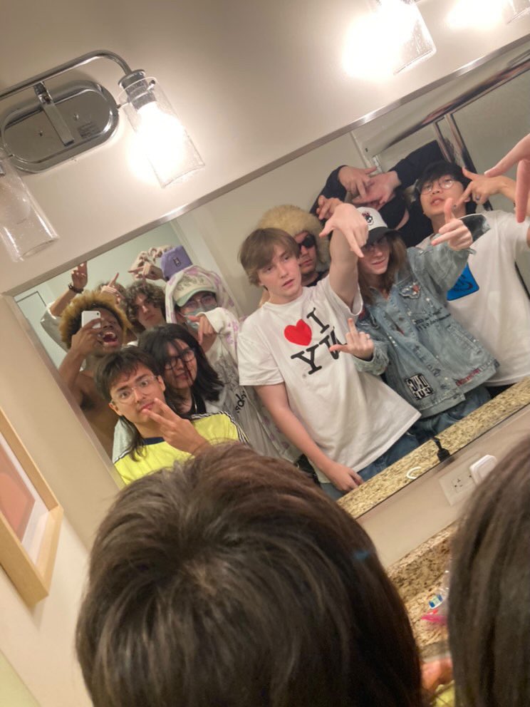 GIBBYISGIBBY's tweet image. i miss my friends