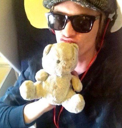 jcbrdaily's tweet image. jamie with teddies 🖤🤏🏼