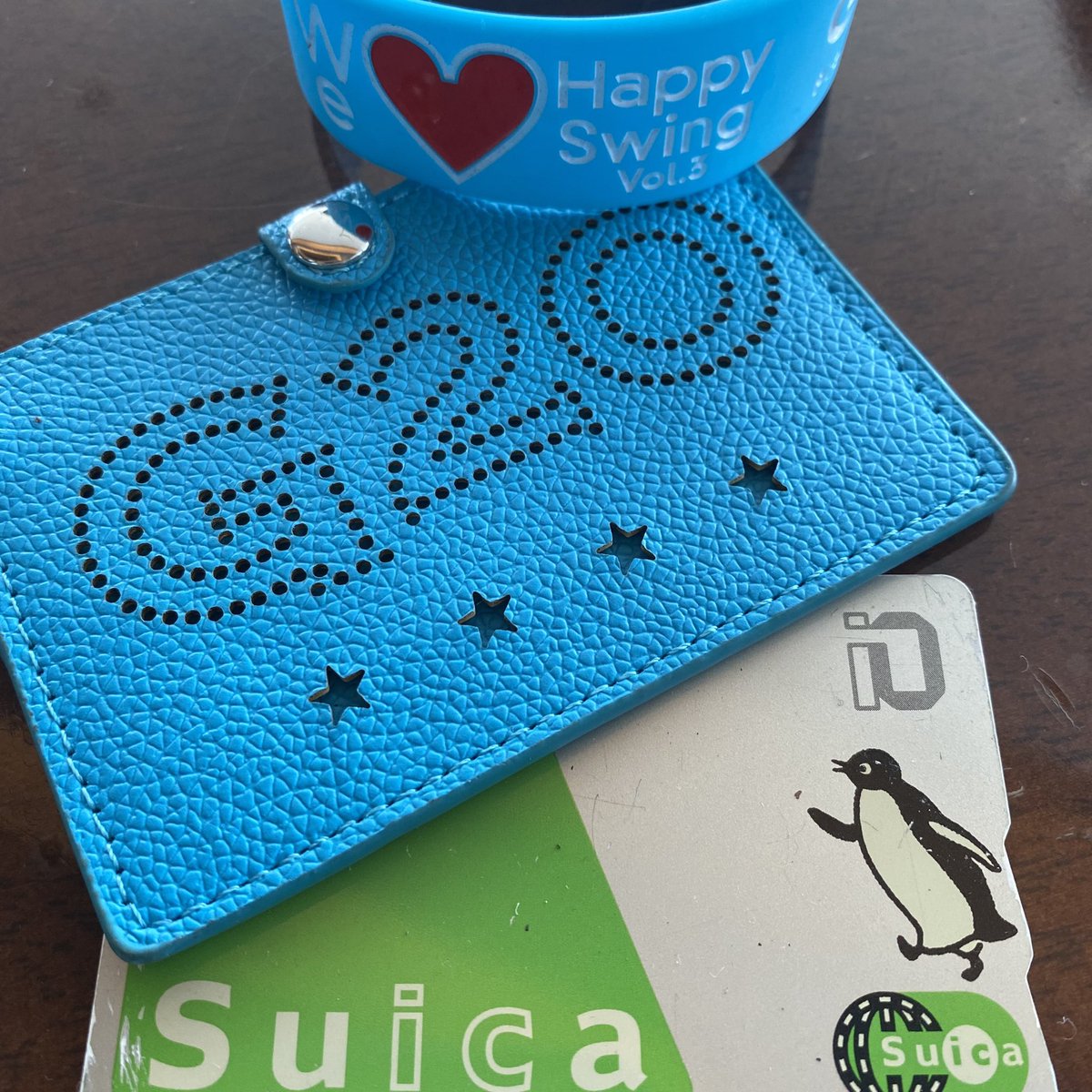NailCube's tweet photo. クレジットカードとスイカをホテル近くで落として探したケドなくて、、、
駅前交番に電話したら、
何と‼���GLAYファンが拾って届けてくれてたの。
入れてたケースがGLAY20周年の記念の刻印がしてあったから❤️
ありがとうございま��た🙇‍♀️
#glay_official 
#TE_RUR_ET 
#GLAY
#GLAYファンと繋がりたい https://t.co/iGjFTxUfQd