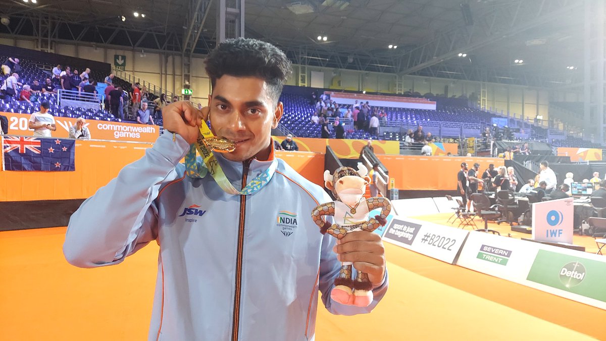 WeAreTeamIndia's tweet photo. Achinta Sheuli bags #TeamIndia's third  🥇 at @birminghamcg22  👏🎆

All three gold medals so far have been won by our weightlifters 🏋‍♂️🏋‍♀️🏋‍♂️

#EkIndiaTeamIndia | @WeAreTeamIndia https://t.co/kCJVxFVNYI