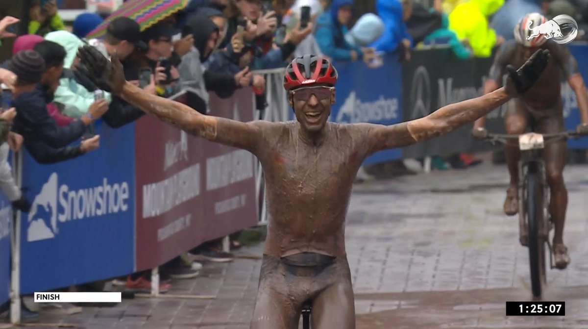 IMPRESIONANTE David Valero, gana su primera Copa del Mundo en Snowshoe: esmtb.com/impresionante-…