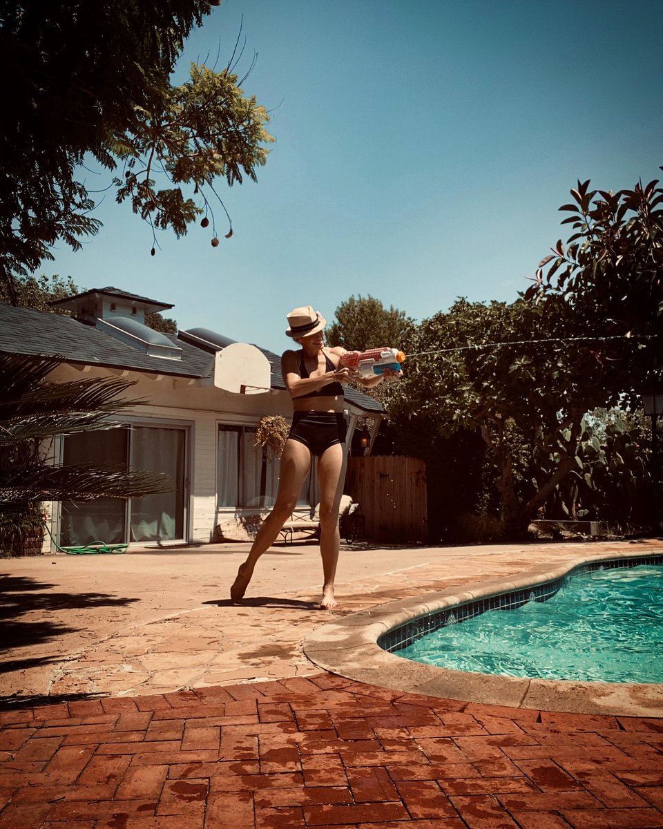 AmandaERighetti's tweet photo. I ain’t scared a no water fight! 💦 Making the best of these summer days. #sundayfunday https://t.co/nedjZxpKrK
