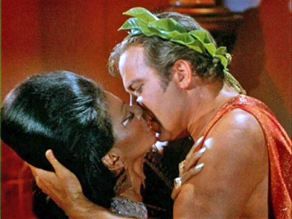 ornikkar's tweet photo. En novembre 1968, pour la 1ere fois à la TV américaine, un acteur blanc embrassait une actrice noire.
C'était dans Star Trek, un baiser échangé entre Nichelle Nichols et William Shatner. 

RIP Nichelle Nichols https://t.co/GLhQHLhDst