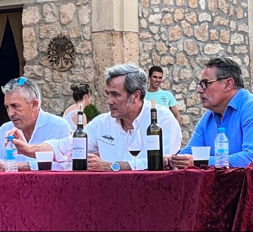 BosqueMatasnos's tweet photo. Un año más la Cata Popular «Catacantavino 2022» se ha realizado en Peñaranda de Duero, y a la cita no han faltado ni el creador de Bosque de Matasnos, Jaime Postigo, ni nuestro vino…
@DORibera @penaranda_duero 
Aquí el reportaje completo:
https://t.co/1qwEqv8VZw
#vino #wine https://t.co/hdYF6bf8LT