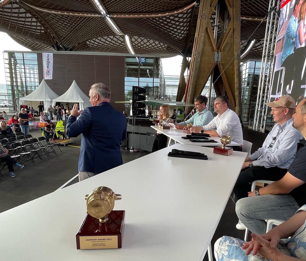 RolandSchueren's tweet photo. Seed &amp; Greet hat den Ladeport Award 2022 in der Kategorie Schönster Ladeplatz in D gewonnen! Das spornt uns in #hilden weiter an. Der Pokal wurde gestern auf dem weltgrößten #EAuto Treffen in der Messe Hannover überreicht. Thank you all! 
@TundEmagazin @elonmusk @electrifiedwome https://t.co/ke3PEZxsW0