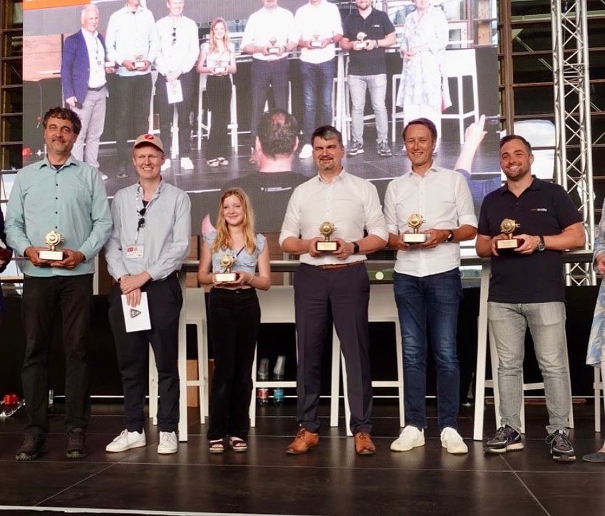 RolandSchueren's tweet photo. Seed &amp; Greet hat den Ladeport Award 2022 in der Kategorie Schönster Ladeplatz in D gewonnen! Das spornt uns in #hilden weiter an. Der Pokal wurde gestern auf dem weltgrößten #EAuto Treffen in der Messe Hannover überreicht. Thank you all! 
@TundEmagazin @elonmusk @electrifiedwome https://t.co/ke3PEZxsW0