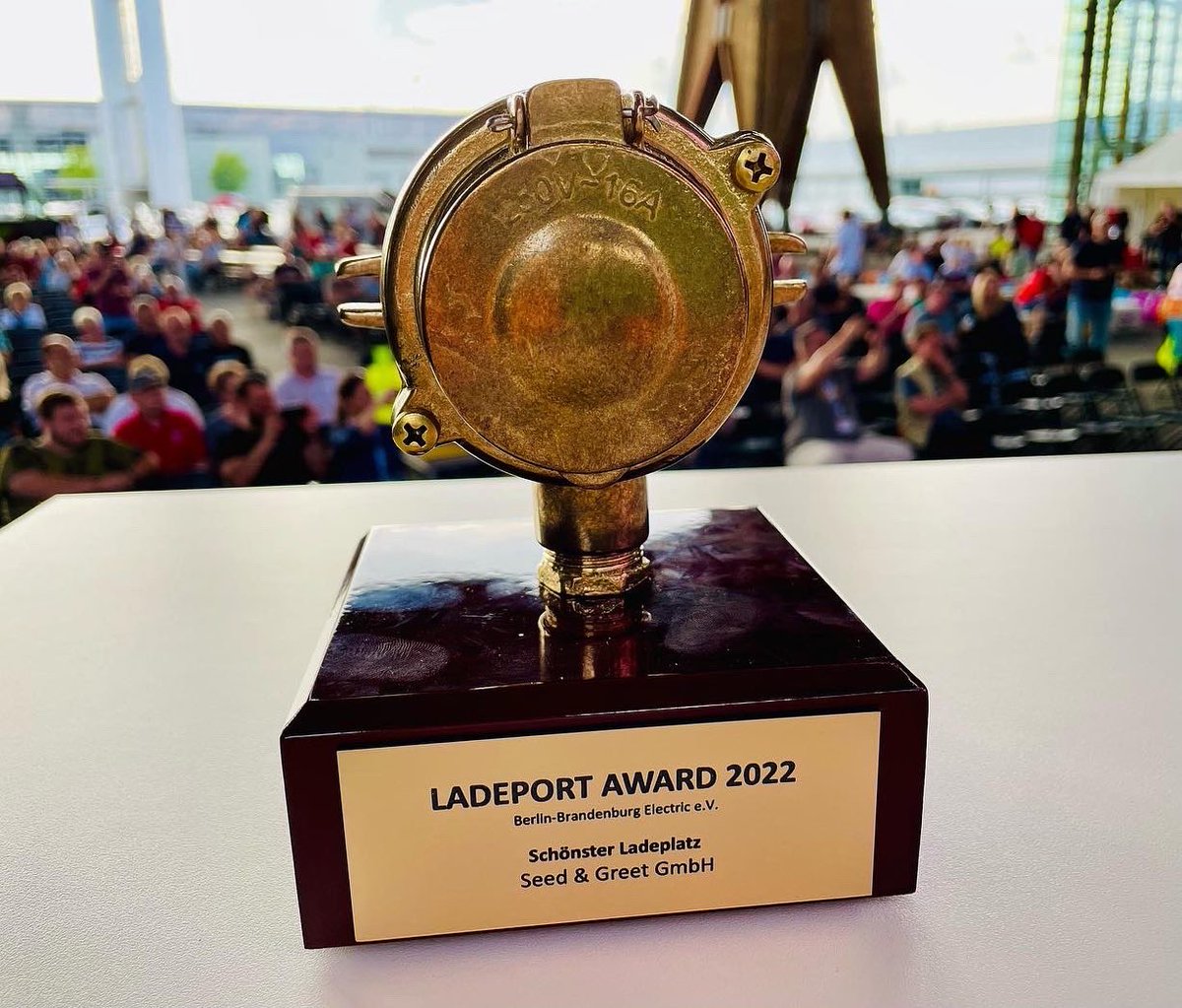 RolandSchueren's tweet photo. Seed &amp; Greet hat den Ladeport Award 2022 in der Kategorie Schönster Ladeplatz in D gewonnen! Das spornt uns in #hilden weiter an. Der Pokal wurde gestern auf dem weltgrößten #EAuto Treffen in der Messe Hannover überreicht. Thank you all! 
@TundEmagazin @elonmusk @electrifiedwome https://t.co/ke3PEZxsW0