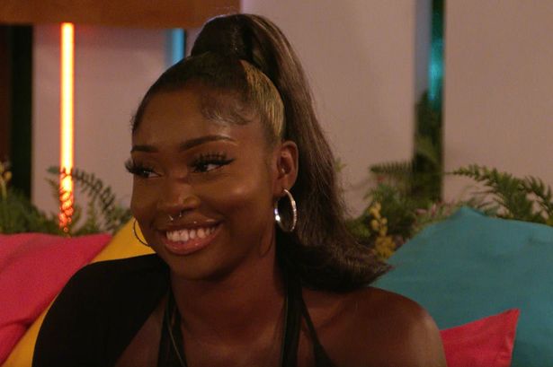 SaphyXS's tweet photo. Loving the love for Indiyah from Dami's family! #LoveIsland https://t.co/B1Am3eCdc4