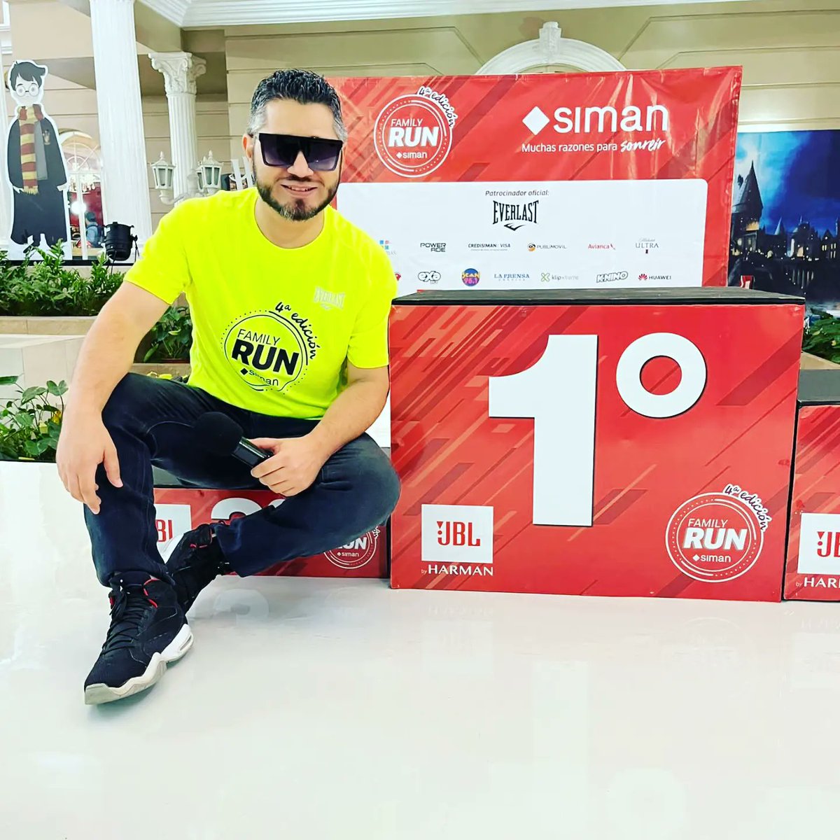 ChobetoSalguero's tweet photo. 😎🎤 Animando la carrera #familyrun de @simanelsalvador / @Running4Help 🏃🏻‍♀️🏃🏻‍♂️ 🇸🇻

.
.
.
.
.

#carrera #run #runners #running #running4help #chobeto #chobetosalguero #turnodechobeto #elsalvador #host #radiodj #dj #radio #radiolife #locutor #animador #microphone #picture https://t.co/jMbyoUDeDB