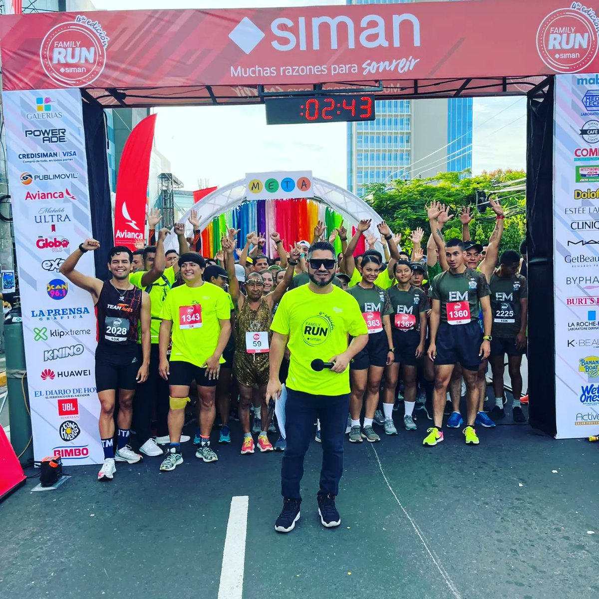 ChobetoSalguero's tweet photo. 😎🎤 Animando la carrera #familyrun de @simanelsalvador / @Running4Help 🏃🏻‍♀️🏃🏻‍♂️ 🇸🇻

.
.
.
.
.

#carrera #run #runners #running #running4help #chobeto #chobetosalguero #turnodechobeto #elsalvador #host #radiodj #dj #radio #radiolife #locutor #animador #microphone #picture https://t.co/jMbyoUDeDB