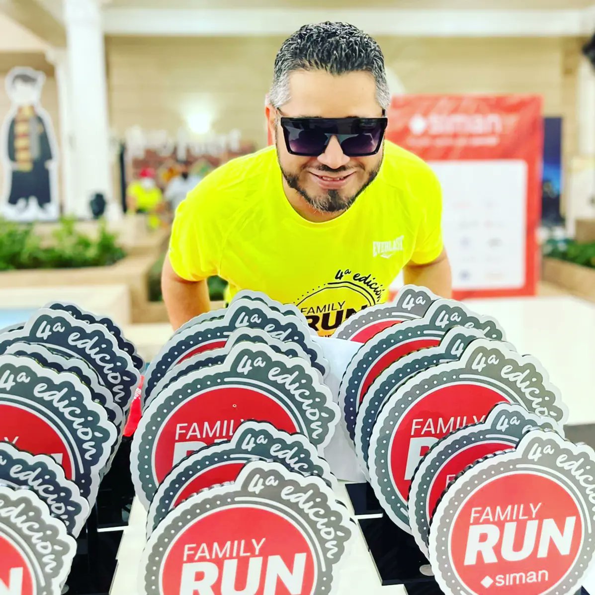 ChobetoSalguero's tweet photo. 😎🎤 Animando la carrera #familyrun de @simanelsalvador / @Running4Help 🏃🏻‍♀️🏃🏻‍♂️ 🇸🇻

.
.
.
.
.

#carrera #run #runners #running #running4help #chobeto #chobetosalguero #turnodechobeto #elsalvador #host #radiodj #dj #radio #radiolife #locutor #animador #microphone #picture https://t.co/jMbyoUDeDB