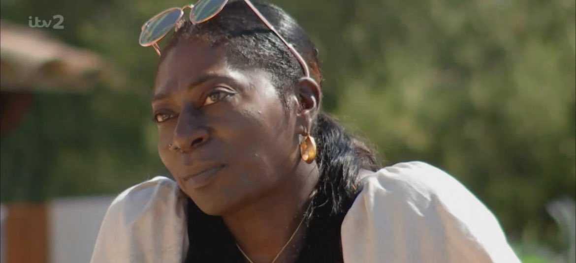 rer3X's tweet photo. indiyahs mum is a queen, PUTTING DAMI IN HIS PLACE IK HES SWEATING UNDER THAT UGLY ASS BUCKET HAT RN #LoveIsland https://t.co/iY3lPxSU6I