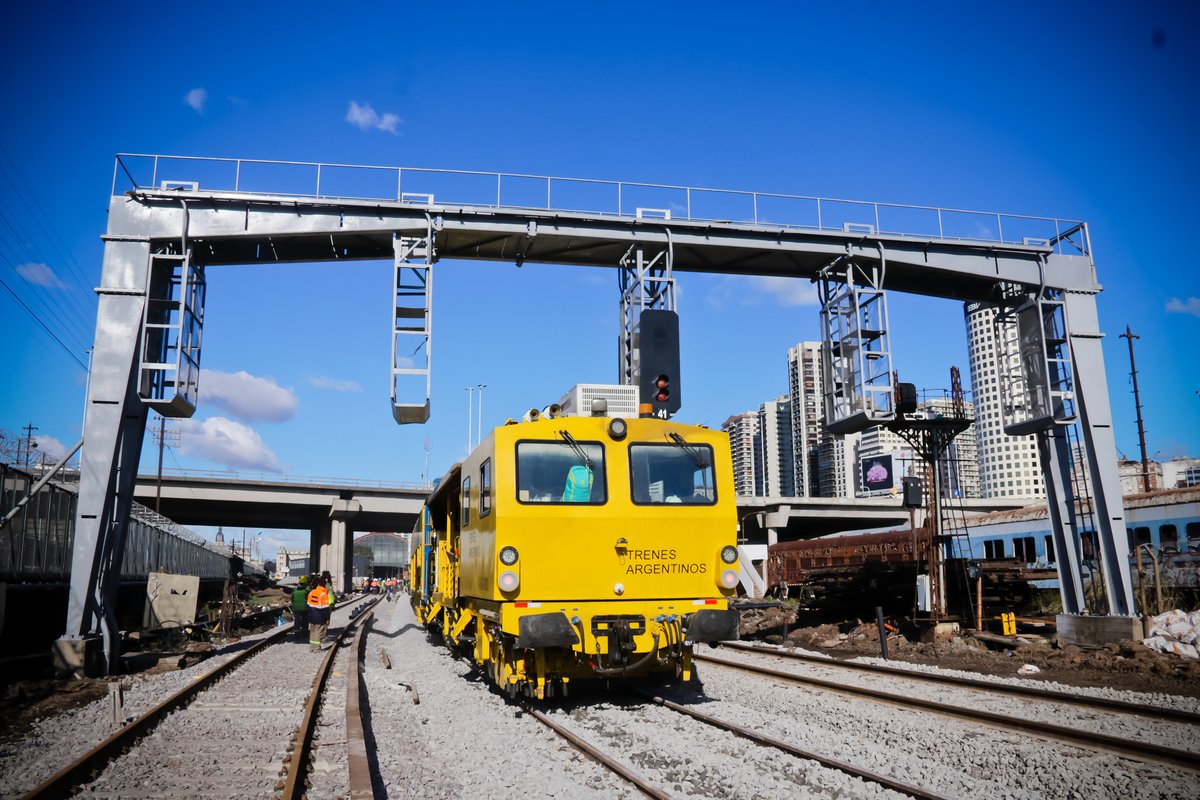 trenesarginf's tweet photo. Hoy concretamos las tareas esenciales, como parte del proyecto integral para renovar el ingreso de trenes a #Retiro, el cual mejorará notablemente la forma de viajar en la línea #Mitre, con mejores frecuencias, mayor seguridad y menos interrupciones.

#PrimeroLaGente https://t.co/aESuckwTkQ