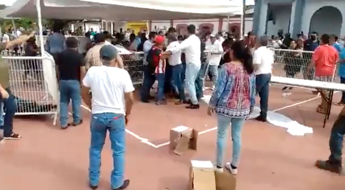 lopezdoriga's tweet photo. Mario Delgado, presidente de Morena, aseguró que personas ‘ajenas’ provocaron incidentes en las eleciones internas del partido.

¿Qué opinan?

https://t.co/4P1aqpMdtd https://t.co/MHTRiJFyyP