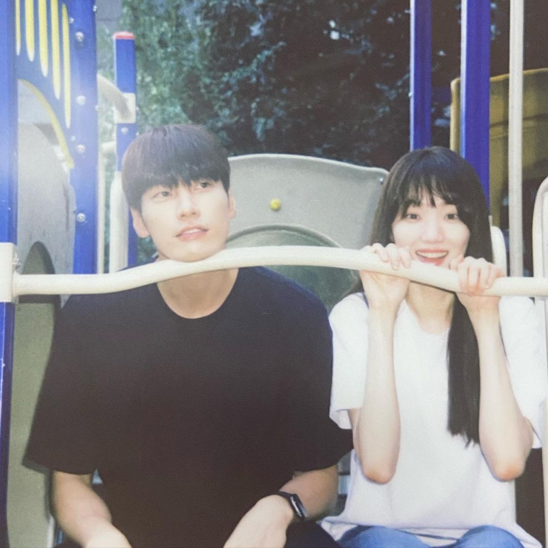 sungkyungsays's tweet photo. Kim Youngkwang's IG update:
"I was too old/grown-up to play at the playground, but since she's like a friend from the neighborhood whom I grew up together with, it was nice."

🔗 https://t.co/qLY0zFacFR

#LeeSungKyung #이성경 #TellMeItsLove #사랑이라말해요 https://t.co/UVX9UUcIr6
