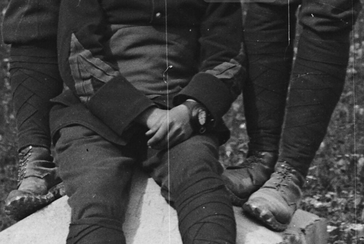 Les photos sur <a href="/GallicaBnF/">Gallica BnF</a> sont vraiment magnifiques et fourmillent de détails sympas. Au poignet de ce caporal du 30è BACP, une belle montre gousset enchassée dans un bracelet cuir...
<a href="/andyblanck1/">andyblanck</a> <a href="/Riskers_watches/">Riskers</a> 
Ref : gallica.bnf.fr/ark:/12148/btv…