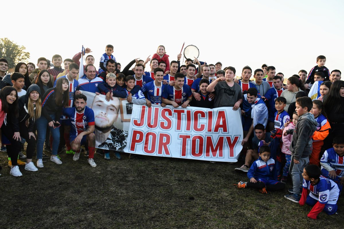 ParediJorge's tweet photo. Felicitaciones Defe!
Compartimos un entretenido domingo de fútbol en Vivoratá, donde #ElDefe se consagró campeón del torneo marchiquitense.
En agosto, un nuevo aniversario de la institución nos encontrará inaugurando su sede, un sueño de la comunidad! https://t.co/5GqWNaEwrT