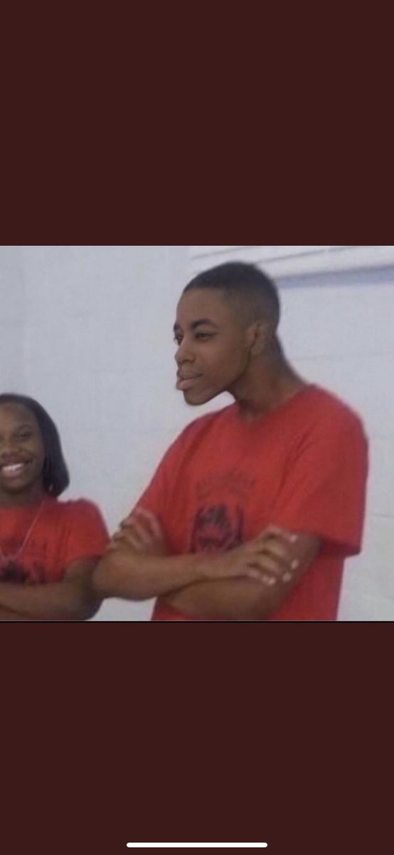 “People are wearing them” are they tho #LoveIsland