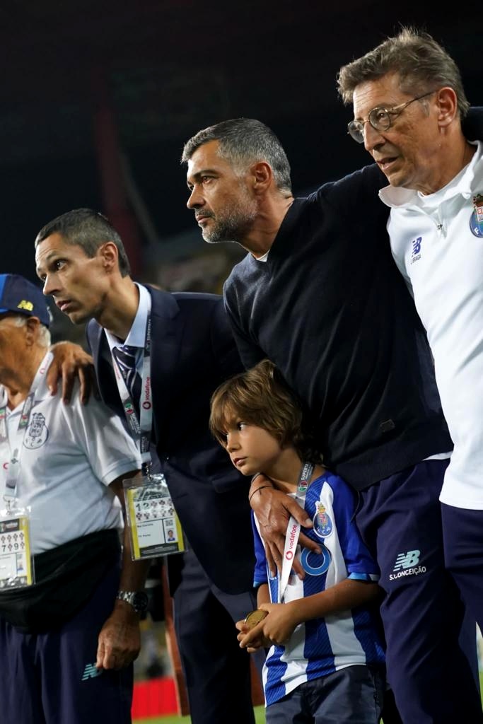 Ontem foi o José a provar a mística do nosso FC Porto. 

Todos os meus filhos cresceram num ambiente de respeito e dedicação a este clube, cada um à sua maneira. 

Este título é dedicado a vocês, e a todos os PORTISTAS que apenas querem o bem deste nosso grande clube!