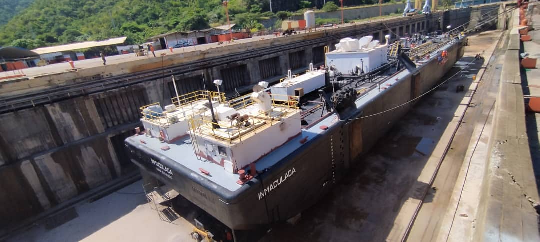 #Enterate🚢⚓🇻🇪Una vez concluidas de manera exitosa y en el tiempo previsto los trabajos de mantenimiento de carena de la gabarra "Inmaculada", en éstos momentos se procede  con los preparativos para la desvarada.
#NicolásMaduro #potencia #maritimes <a href="/rvaraguayan/">Ramón Celestino Velásquez Araguayán</a> @TransporteGobVe
