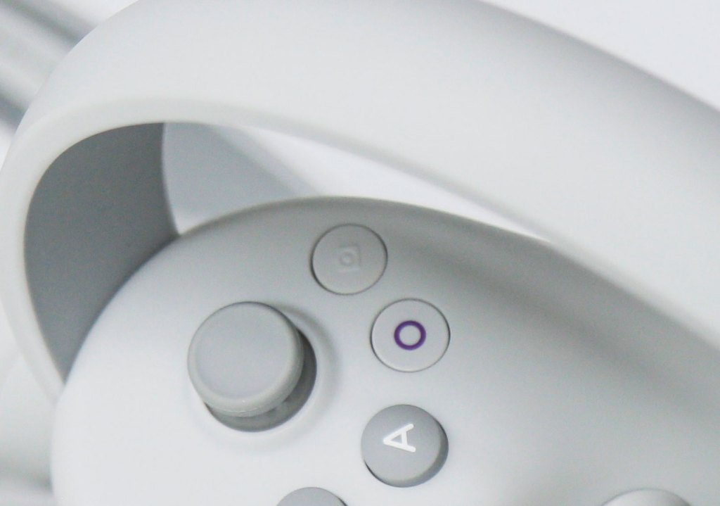 CasandChary's tweet photo. Here are leaked photos of the controllers for the rumored Pico 4 VR headset. Remind you of something? https://t.co/tEha91DJls