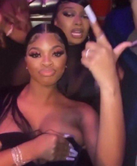 LoliJs97's tweet photo. Ekins brother entering saying the “new bombshell has arrived“ the whole family is ICONIC  #LoveIsland https://t.co/C7wAFAell9