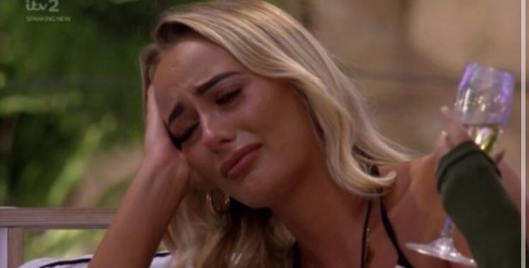 ILOVET4EHYUNG's tweet photo. SEEING DAVIDE REUNITE WITH HIS MOM LITCH MADE ME CRY #loveisland https://t.co/C1TSK04vrE