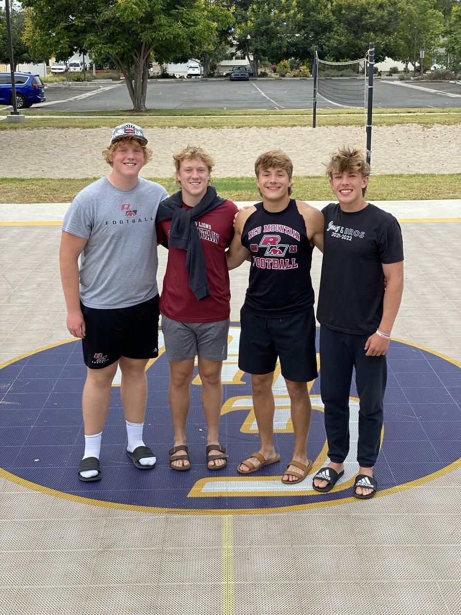 RedMtnFootball's tweet photo. Camp ended with the team voting for captains. @JeffersonGiles, @carter_crispin, @tanner_demassa, @mavryck12 https://t.co/OVB32GQluB