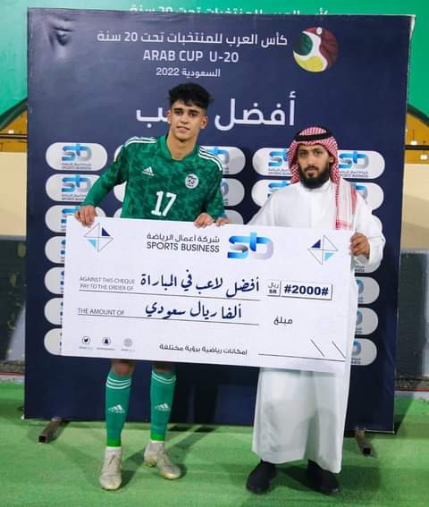 اللاعب الجزائري حاجي عفاري جائزة أفضل لاعب في المباراة FZBdrkVXkAMkUk4?format=jpg