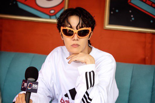 sugadboy's tweet photo. — #JHOPE en el backstage del Lollapalooza | Fotos vía B96 y Audacy

#HOBIPALOOZA
HOBIPALOOZA TODAY https://t.co/EVuxbjHQqS