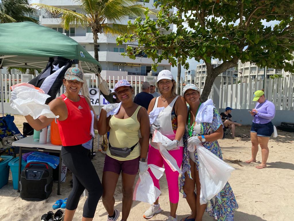 amigxsdelmar_pr's tweet photo. Participamos de #UnVeranoSinBasura. Una oportunidad importante para amplificar el trabajo q nuestra organización ha estado haciendo por 27 años.  
Lo ambiental es político. Agradecemos a nuestros 42  voluntarixs quienes recogieron más de 120 libras de basura. 
Gracias @sanbenito https://t.co/NhEMr5FUjA