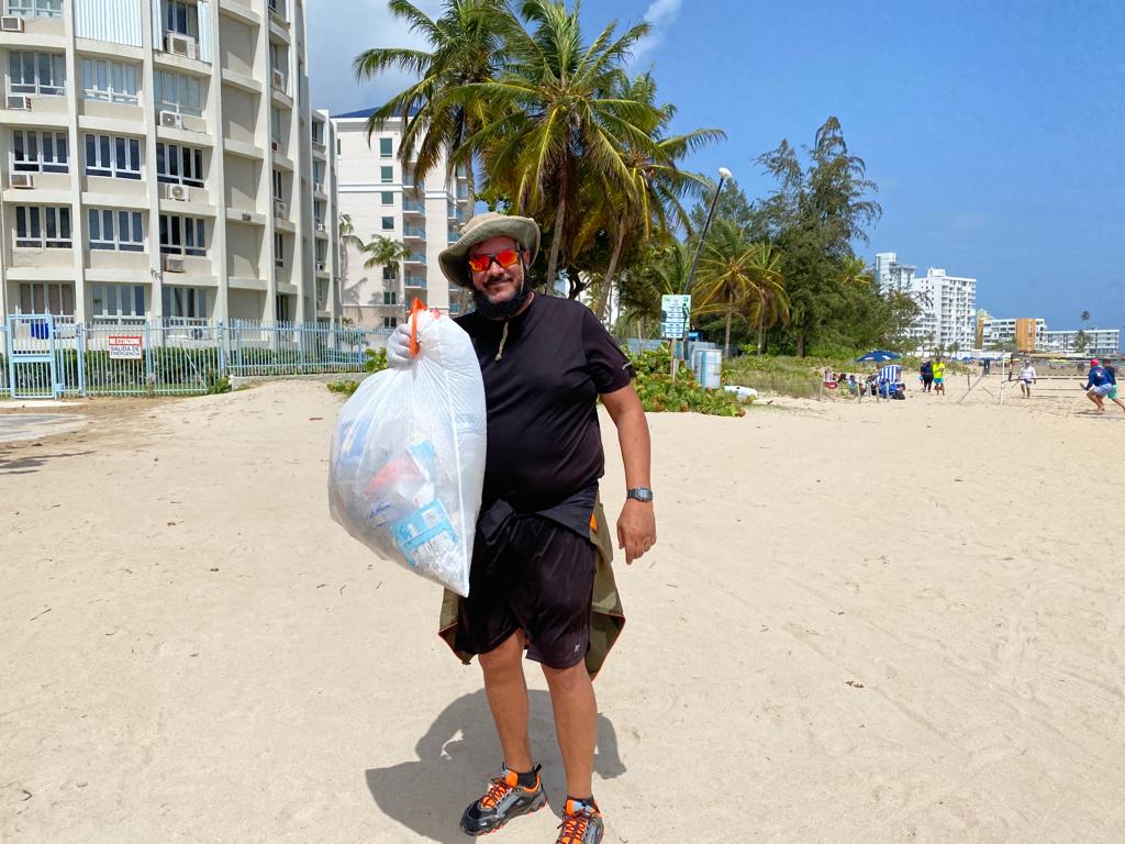 amigxsdelmar_pr's tweet photo. Participamos de #UnVeranoSinBasura. Una oportunidad importante para amplificar el trabajo q nuestra organización ha estado haciendo por 27 años.  
Lo ambiental es político. Agradecemos a nuestros 42  voluntarixs quienes recogieron más de 120 libras de basura. 
Gracias @sanbenito https://t.co/NhEMr5FUjA