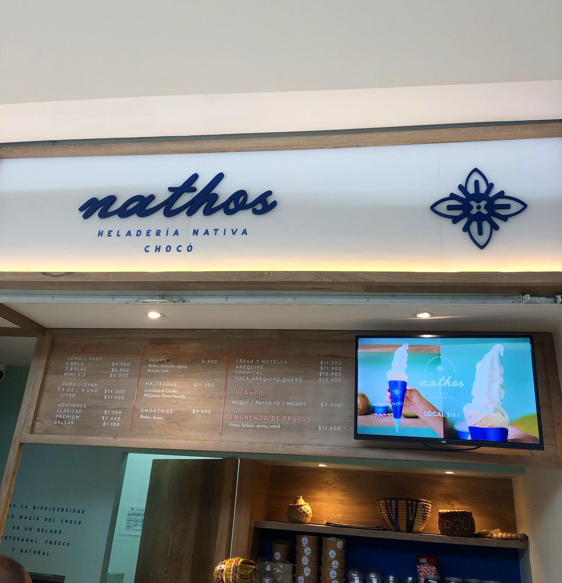 MateoIsazaG's tweet photo. Ayer abrió en Medellín Nathos, una heladería artesanal creada por chocoanos y que hace honor a frutos del Pacífico 🇨🇴

🍨 de guayaba agria, arrechón, chontaduro, lulo chocoano, mil pesos, pipilongo, badea. 

Todos los que probé, deliciosos. Queda en el 2do piso de Premium Plaza. https://t.co/UZtYVjH3gP