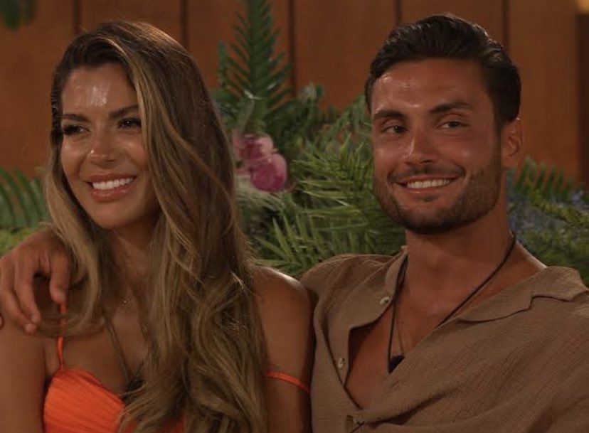 loiss_ss_'s tweet photo. Ekin trying her hardest to speak to David’s mum in Italian is making my heart melt, I love them too much. #LoveIsland https://t.co/M9VCfw6rkT