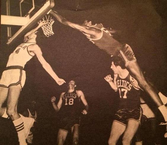 Ha muerto el mejor defensor de la historia del baloncesto. Y el más ganador. Con su talento derribó barreras raciales. Con sus tapones y rebotes jugó cada noche para ganar. Cada noche.
Bill Russell, un ejemplo para siempre.