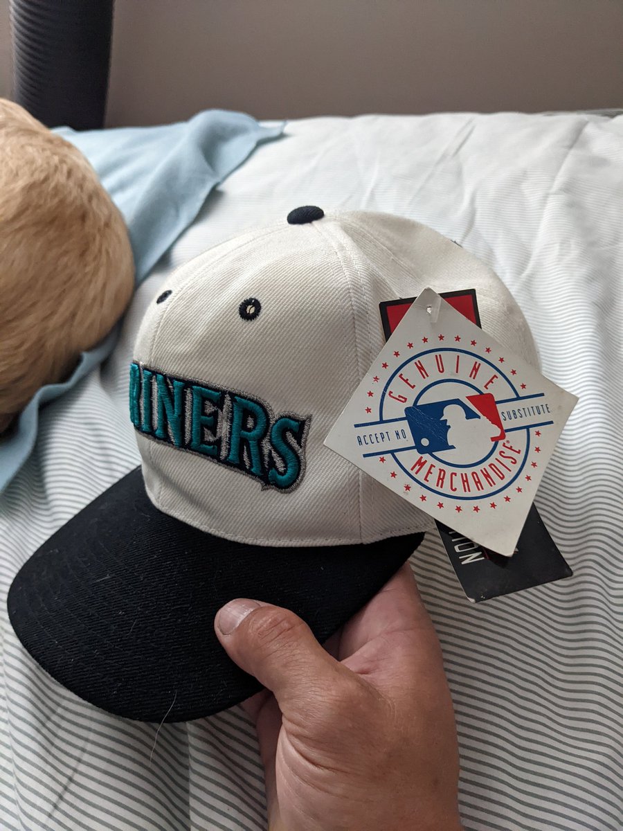 I love garage sale season. Look what I snagged for $2! A 90s Drew Pearson #Mariners hat https://t.co/23IXg0YFda