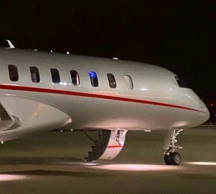 ياكبتن ابعدني عن القاع والناس
حلق سما وانزل على ابعد مدرج

بلشت انا في عالمً مابها احساس
خبلانهم في مجتمعنا تهرج 

ولا انتظر منهم معزه ونوماس
ولاني سوات اللي عليهم تفرج 

الشهره اللي حاربت طيب الراس
تبغي لها كذاب ولا مهرج