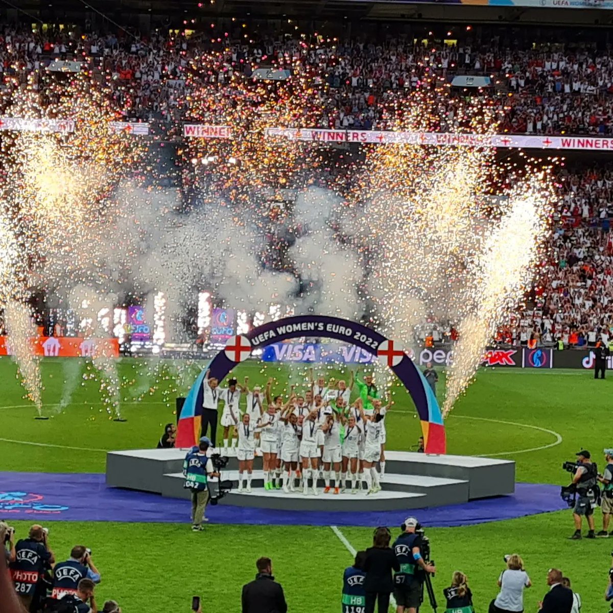 marisabatson's tweet photo. Still smiling...an unforgettable match.
A totally brilliant team ❤️
- The  Lionesses have brought football home to England 🏴󠁧󠁢󠁥󠁮󠁧󠁿 #EURO2022 #thelionesses #UEFAWomensEuro2022 https://t.co/Kw0kIAiTEj